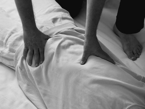 début d'une séance shiatsu, mains sur le Hara